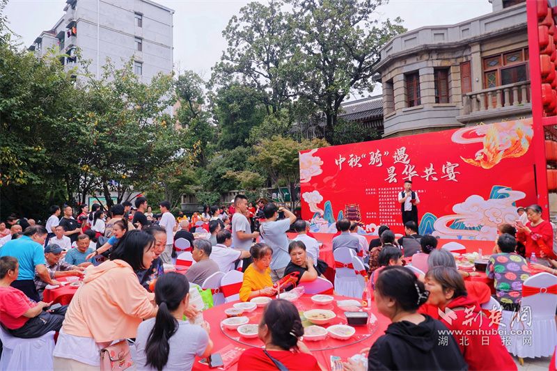 “中秋‘騎’遇 曇華共宴”現(xiàn)場(chǎng).jpg.jpg