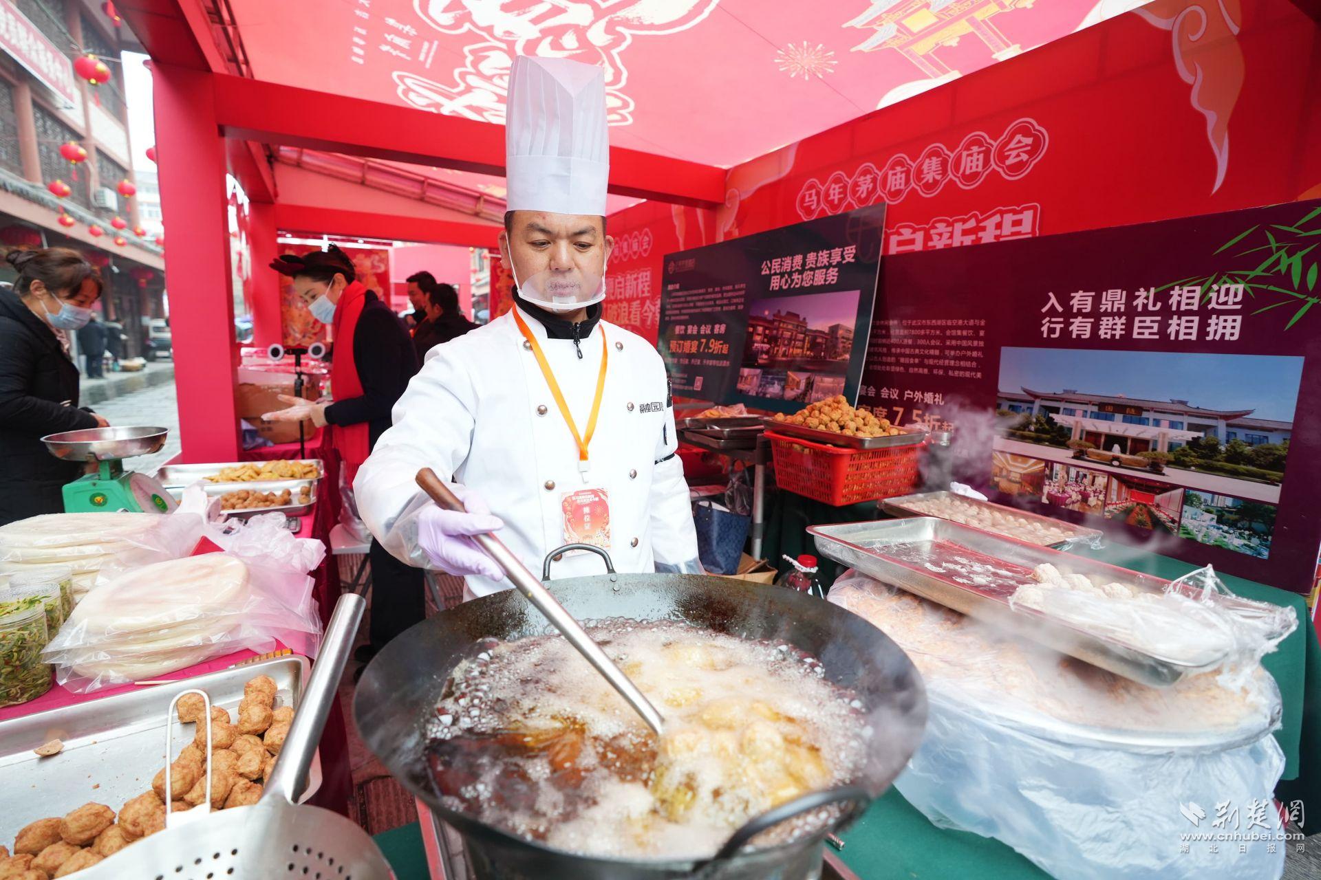 現(xiàn)場臘味、鹵貨、炸圓子吸引市民前來品嘗購買 (1).JPG.JPG