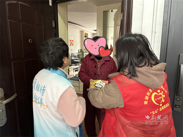 志愿小隊(duì)上門為轄區(qū)獨(dú)居、高齡老人送去湯圓.jpg